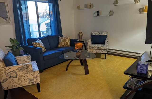 Reno Retreat: Cozy Condo in covienent location with deck!