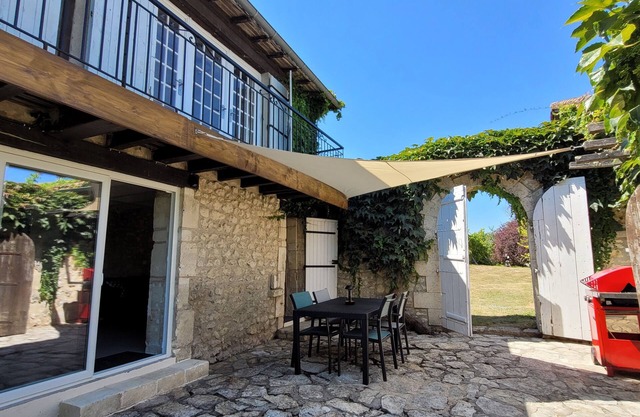 Renovated Cottage with two bedrooms and shared swimming pool