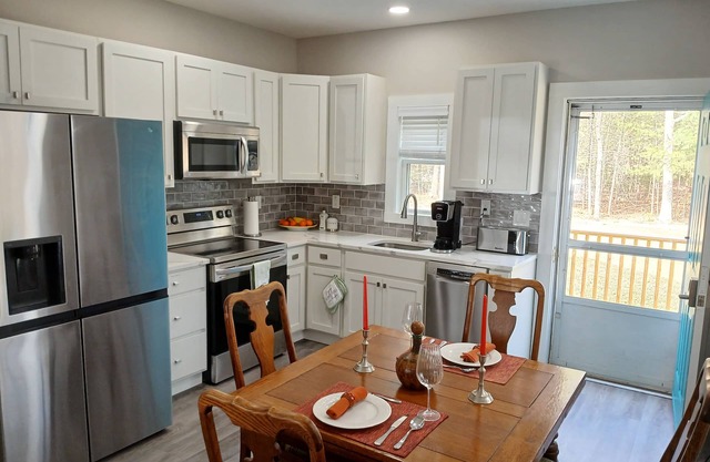 Renovated 1-bedroom Sandwich apartment in duplex with AC, WiFi, & Farmer's Porch