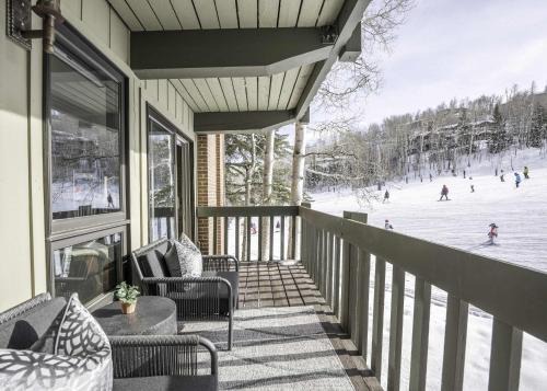 Renovated 2 BR Condo w Hot Tub -Mountain Views!