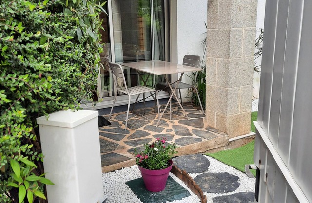 Renovated 2* studio with small bedroom, quiet location, small garden on the Breton Riviera
