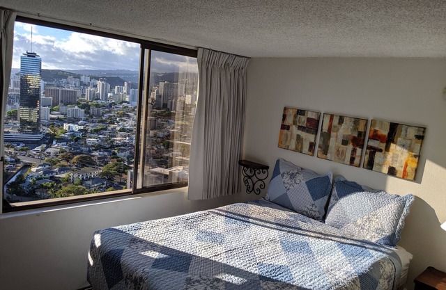 Renovated and clean studio in Waikiki for two