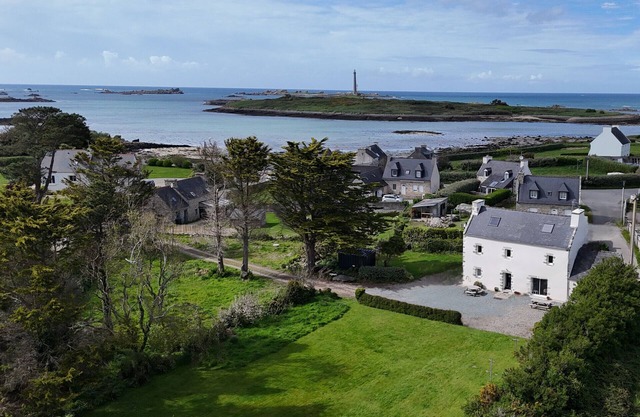 Renovated Breton house 2 minutes from a pretty beach and direct access to the GR34 trails