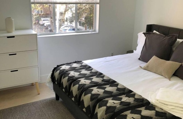Renovated, clean, modern - 3 king beds (Unit 2)