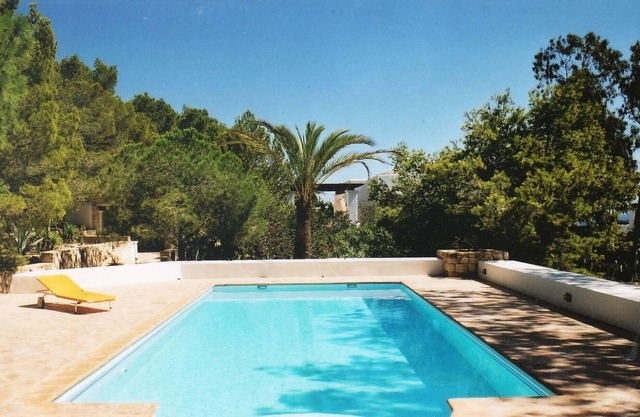 Renovated country house on 4000m2 with large pool
