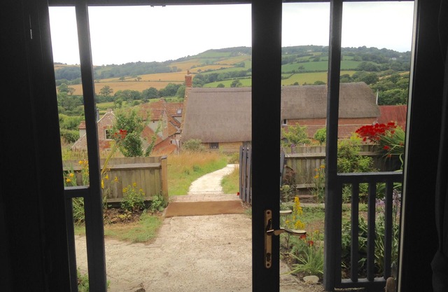 Renovated cricket Pavilion, huge views, walks. close to amenities, beach, pub