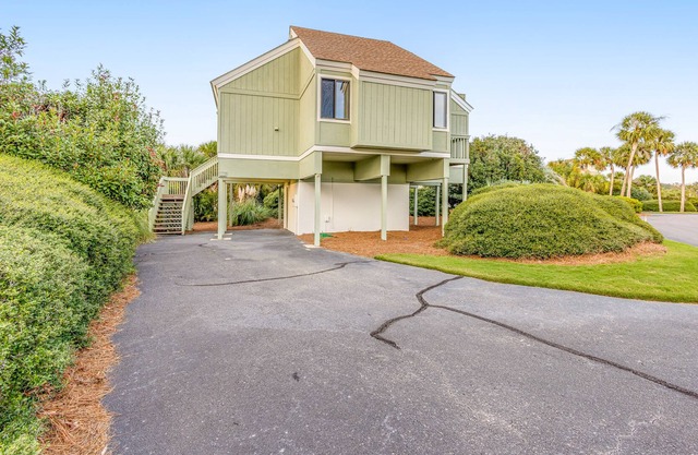 Renovated dog-friendly home with decks, marsh views & Seabrook amenity cards