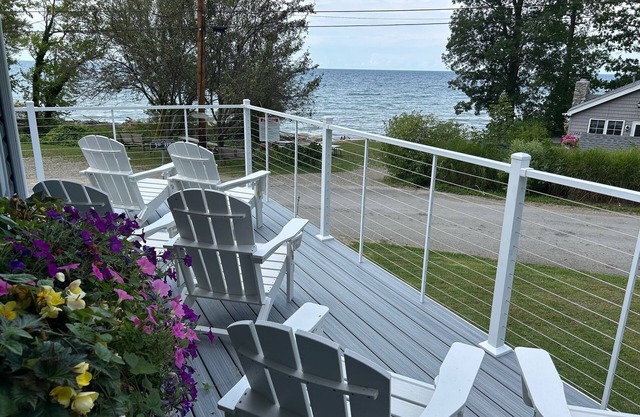 Renovated Family Lake House - 50' from Lake Erie shore - no cliff