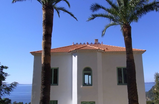 Renovated 1900 villa in large park facing the Islands and 300m from the beach, listed