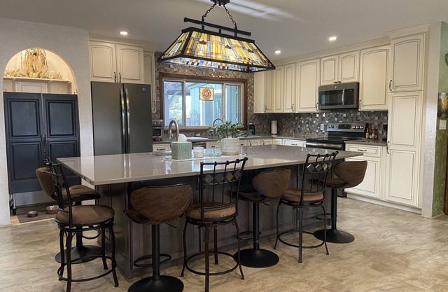 Renovated Home on Acre. Sunset Cliff Experience. Pets. Two Full Bathrooms.