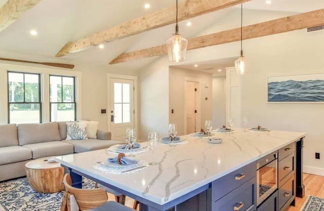 Renovated kitchen less than 2 miles to beach, walk to restaurants & bike trail
