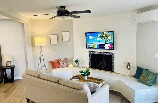 Renovated Loft style apartment with full kitchen, and washer/dryer!