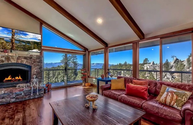 Renovated Luxury Lake View Home - new decor/hot tub/pool table/central location