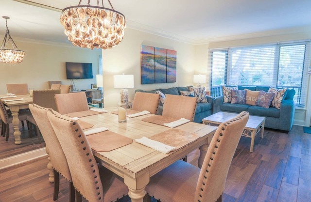 Renovated Pet-friendly Kiawah Island Villa. 5 Min Walk to Beach! Close to Cougar Point Clubhouse!