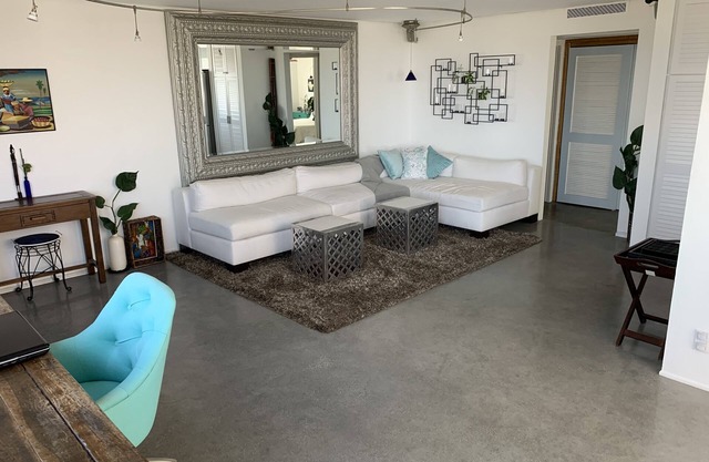 Renovated Private Beachfront w private outdoor space steps from the water