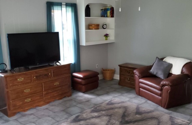 Renovated & quiet bungalow within minutes of downtown Louisville