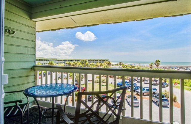 Renovated top-level villa w/oceanfront view & community pool/pier
