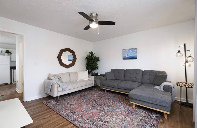 Renovated Townhome with Two King Beds & Sep Bath