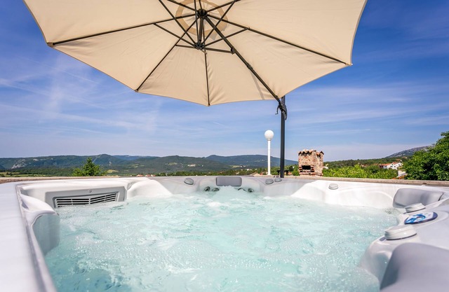 Renovated villa, JACUZZI with panoramic view, pool, fully fenced yard, wi-fee.