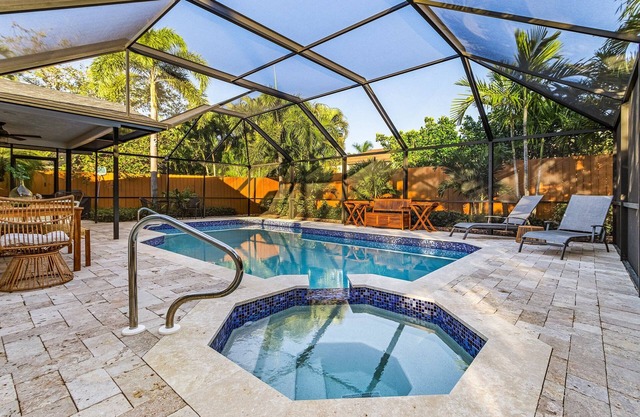 Renovated Villa less than 1 mile to beach with Pool & Spa! Dog Friendly!
