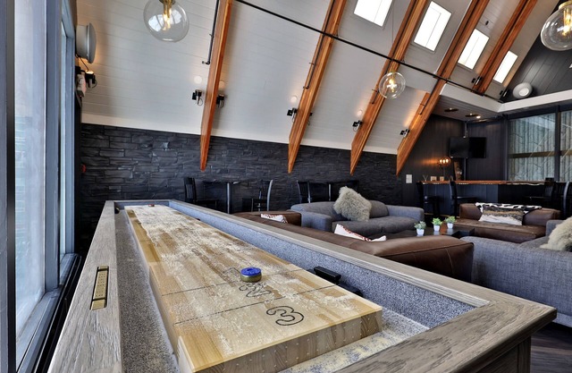 Rent An Inn! Takeover The Birch Ridge W/Your Group. Mountain Lodge: 11 Rooms, Bar, Fireplace. 28ppl 11 Bedroom Home