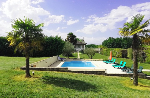 Rent house with private pool in the campgne near a lake