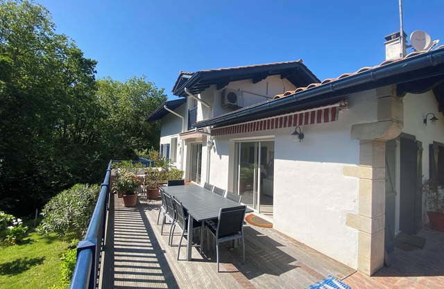 Rent superb villa of 185m ² in a green setting in Saint -Jean-de-Luz
