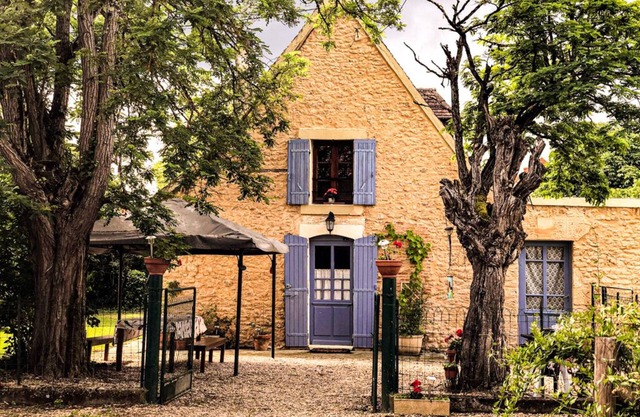 Rent this cosy cottage outside Tremolat, Dordogne - New low prices for 2 or 4!.