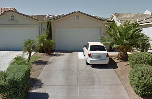 Rental in good neighborhood, close to stores golf river Laughlin more