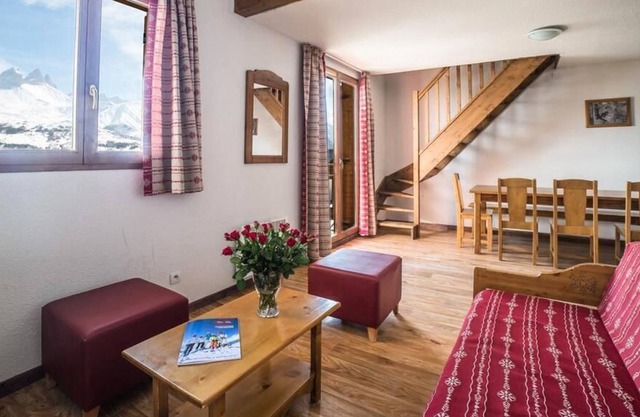 Residence Les Chalets du Hameau des Aiguilles - 3 rooms 8/10 people Mountain Corner