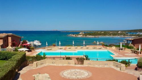 Residence with swimming pool in Marinella just 300 mt from the sea, apartments with sea view