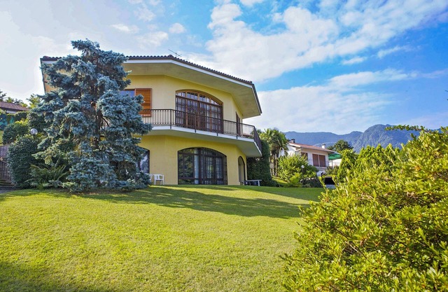 Residential unit with approx. 1,300 m² well-kept garden plot