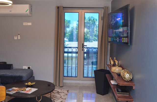 Resort like accommodations in Kingston with WiFi, AC, Pool and Rooftop. King bed