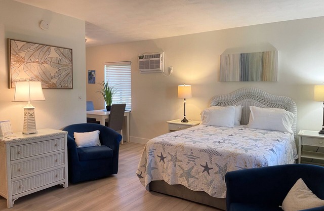 Resort Studio with Full Kitchen & Pool - Walk to Beach