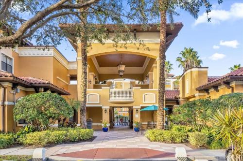 Resort Style Condo 4 miles from Disney