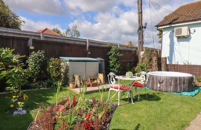 RESTHAVEN, pet friendly, with a garden in Harwich