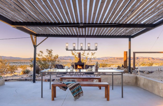Restored 1940s Hideaway, 10 Acres, Forever Views, Hot Tub, 15 mins to park