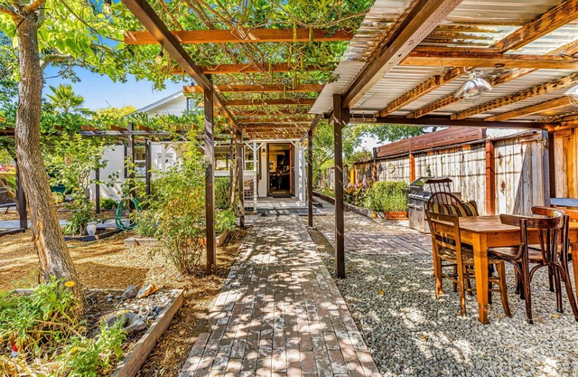 Restored country home with private hot tub, amazing garden patio & firepit