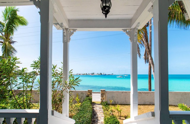 Restored Historic Waterfront Captains Home, Sunset Views, Walk to Beach
