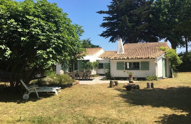Retaise house 6p 200m from the beach, near village