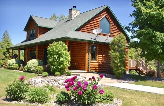 Retreat Central to Door County, Green Bay, & Algoma!