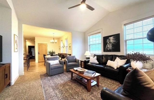 Retreat on Moraine Luxury Top/End Unit Condo with Mountain Views