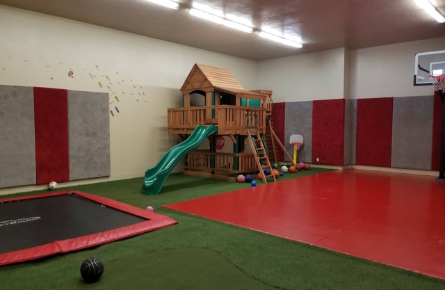 Reunion Retreat and Playhouse with indoor playground 46 people max.