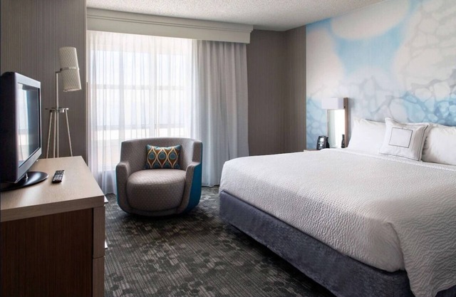 Revel in the Lap of Luxury! Minutes from Emeryville Community Organic Garden