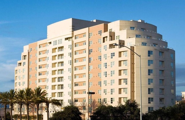 Revel in the Lap of Luxury! Minutes from Emeryville Community Organic Garden