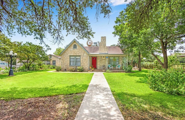 Revival DSTX LLC - Bed & Breakfast
