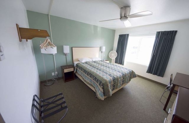 Rewak Studios: Gigabit Powered WiFi! Hotel-Style Furnished Studios-Easy Walk to Lots of Places