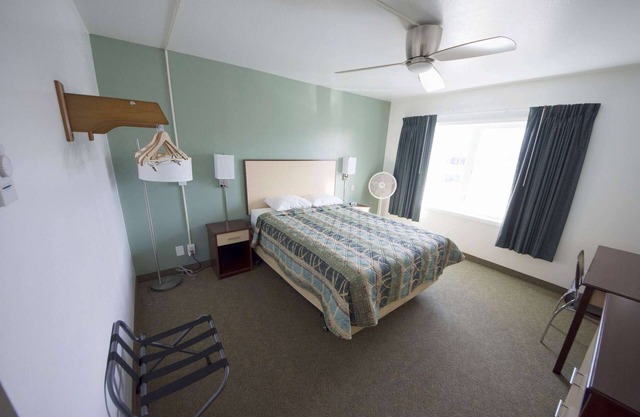 Rewak Studios: Gigabit Powered WiFi! Hotel-Style Furnished Studios-Easy Walk to Lots of Places