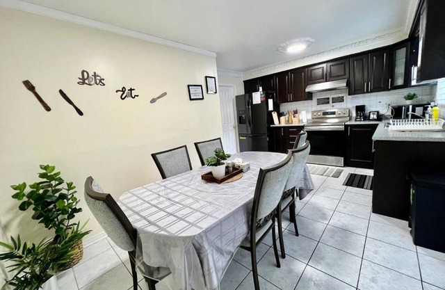 Rex-4 Room Near Airport