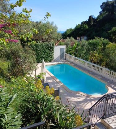 Rez de villa avec piscine